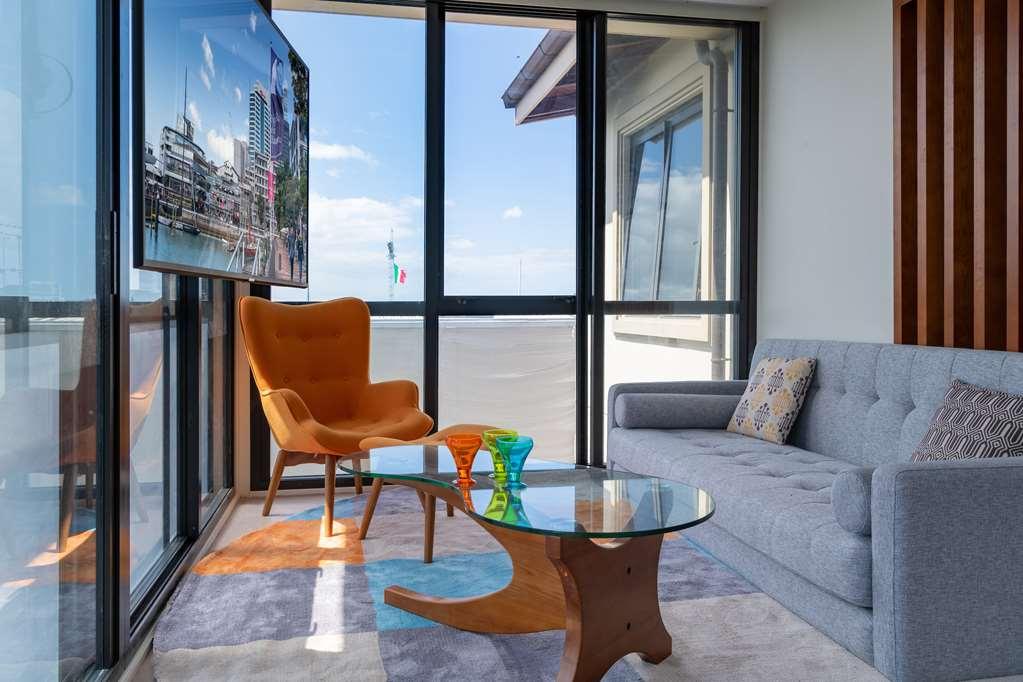 Ohtel Auckland 호텔 객실 사진 A living room with a view of the city
