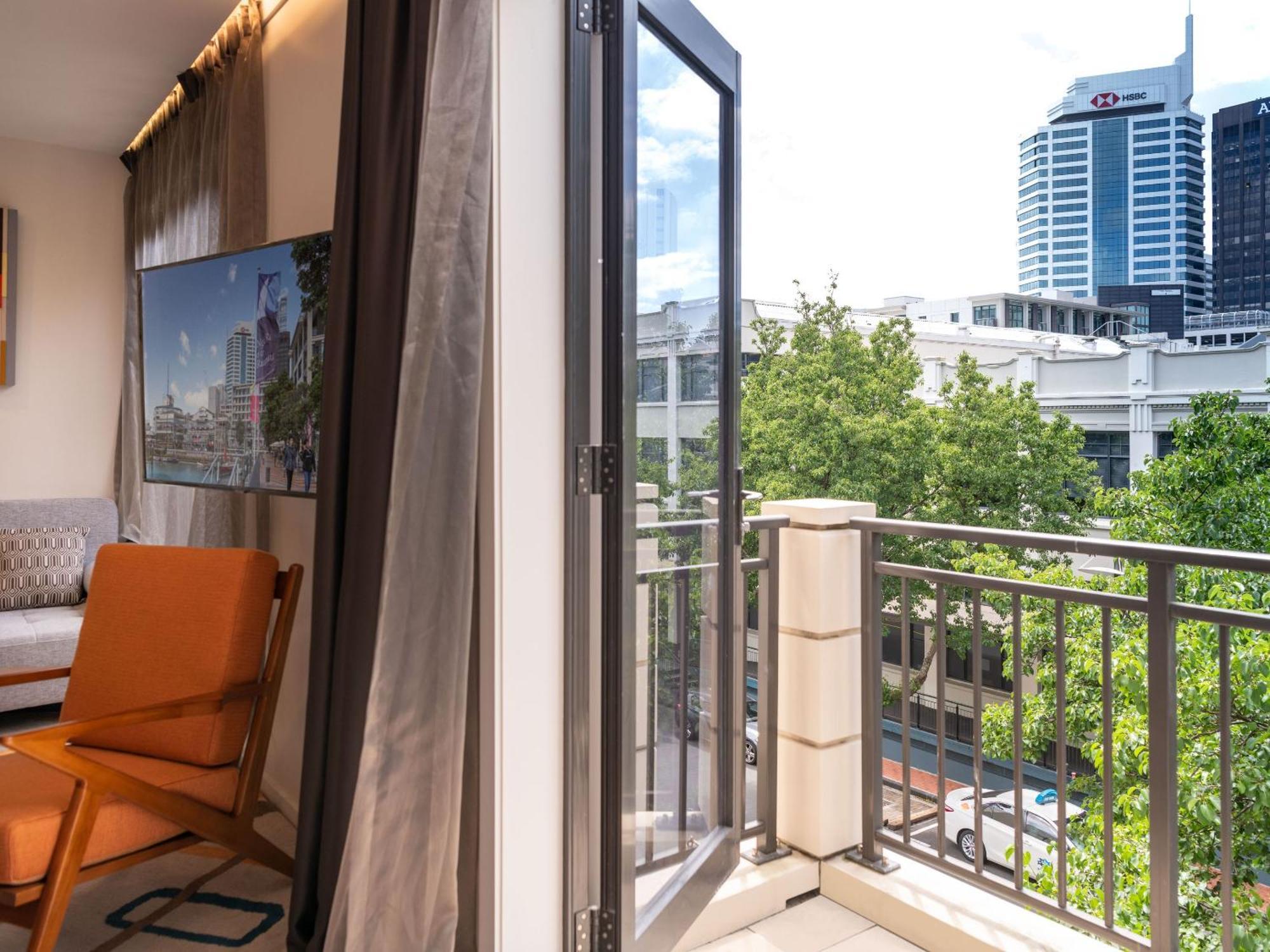 Ohtel Auckland 호텔 외부 사진 A balcony in a residential apartment