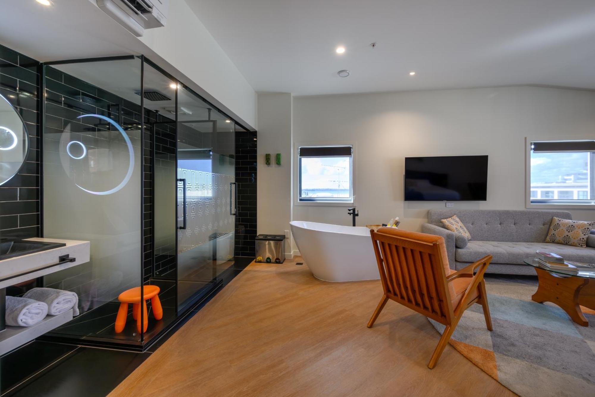 Ohtel Auckland 호텔 외부 사진 A modern bathroom with a freestanding bathtub