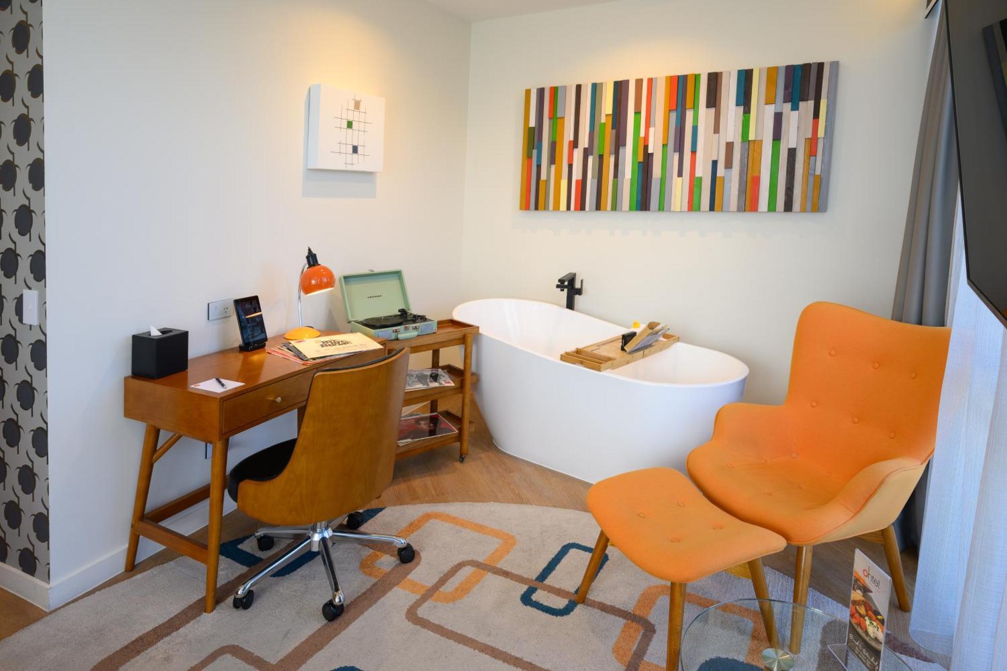 Ohtel Auckland 호텔 외부 사진 A freestanding bathtub in a modern bathroom
