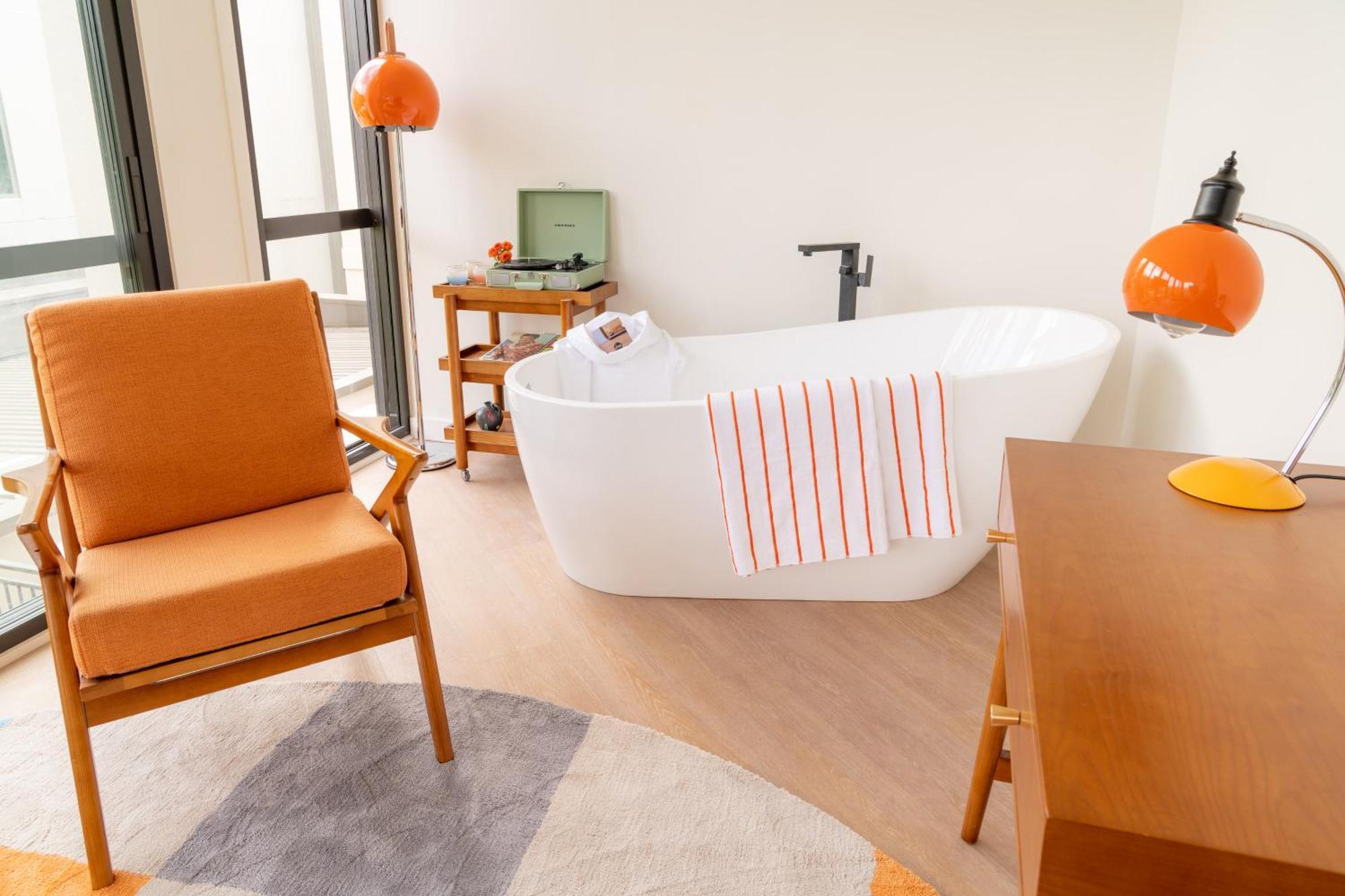 Ohtel Auckland 호텔 외부 사진 A freestanding bathtub