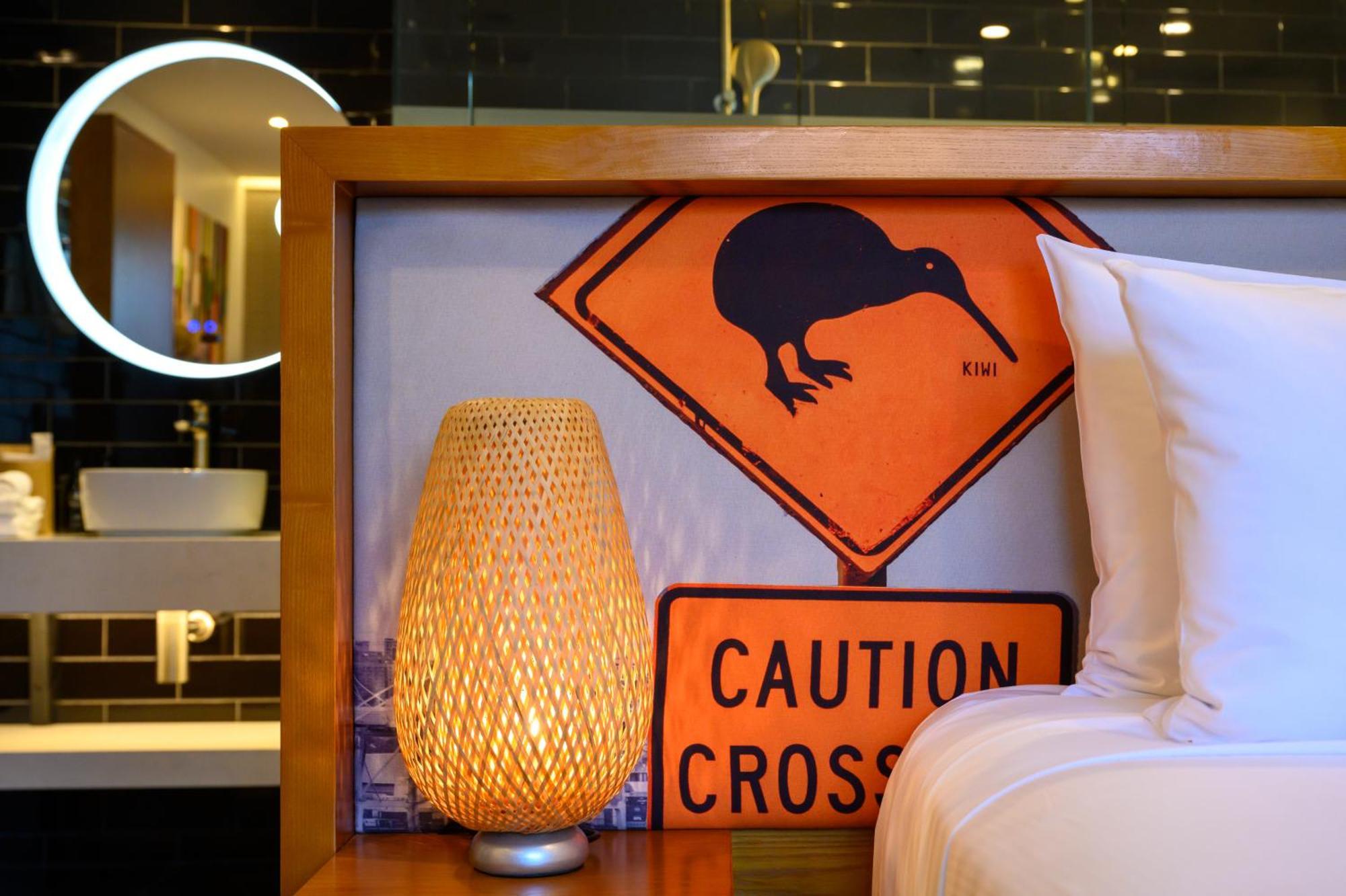 Ohtel Auckland 호텔 외부 사진 A warning sign for kiwis