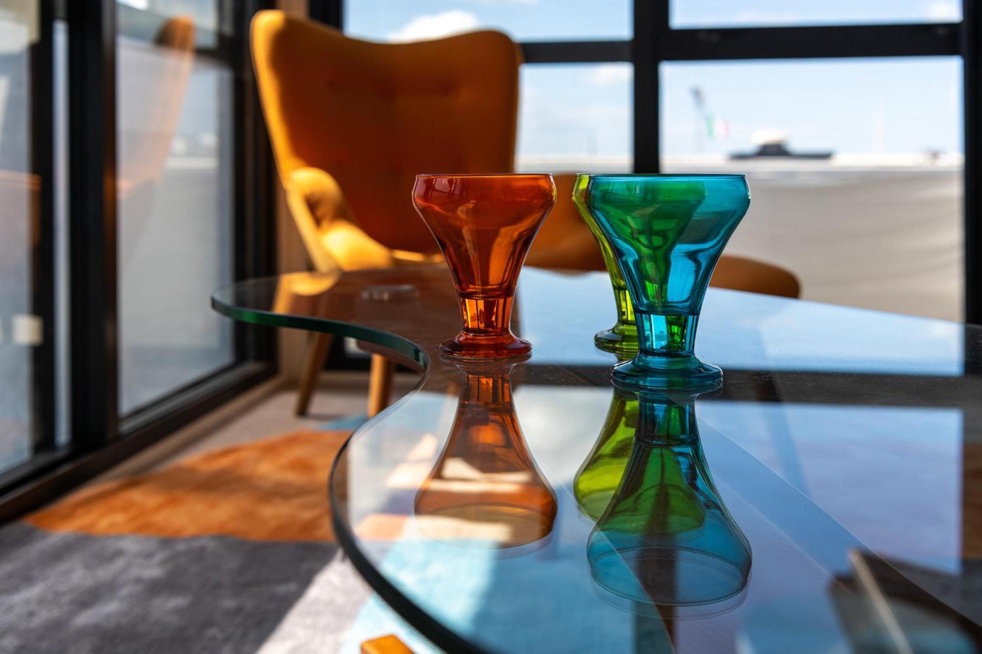 Ohtel Auckland 호텔 외부 사진 Vases by the artist