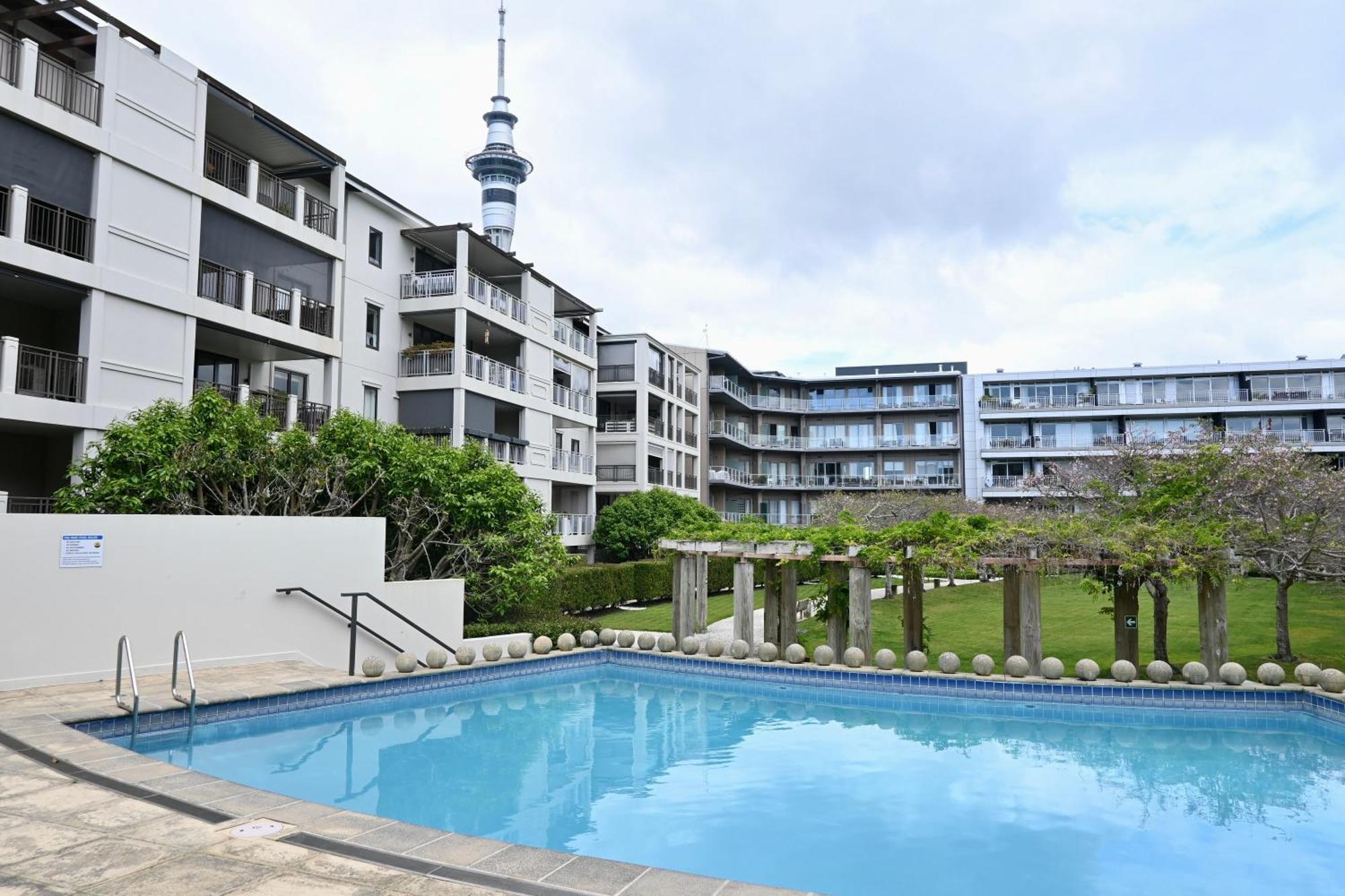Ohtel Auckland 호텔 외부 사진 The swimming pool at the complex